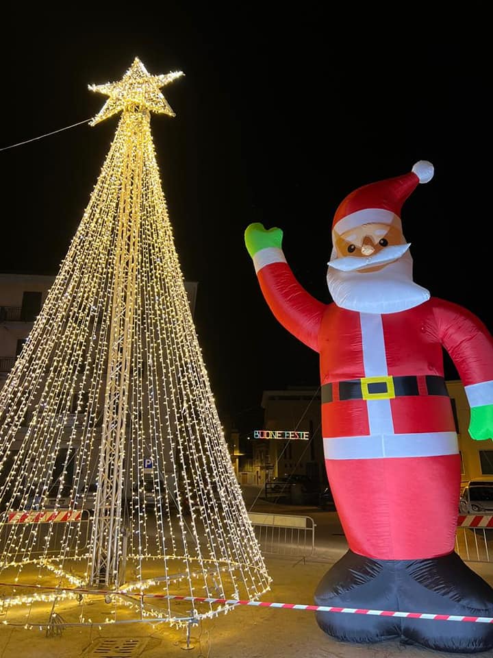 Delia. In piazza Madrice c’è un super Babbo Natale di 6 metri in omaggio a tutti i bambini