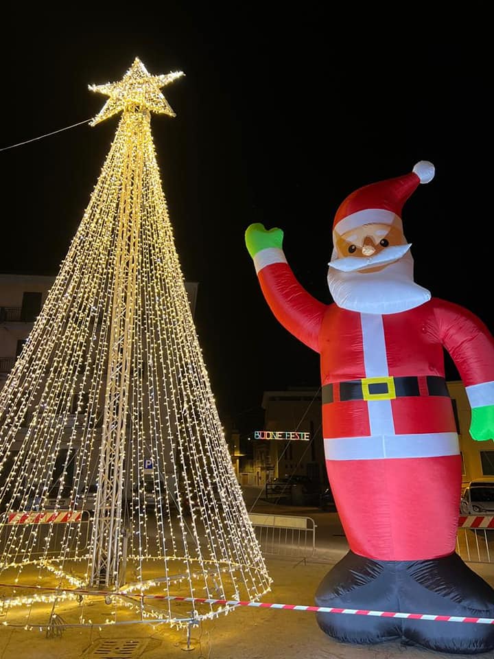 Delia. In piazza Madrice c’è un super Babbo Natale di 6 metri in omaggio a tutti i bambini