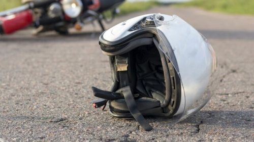 Tragico incidente: motociclista muore travolto dal padre