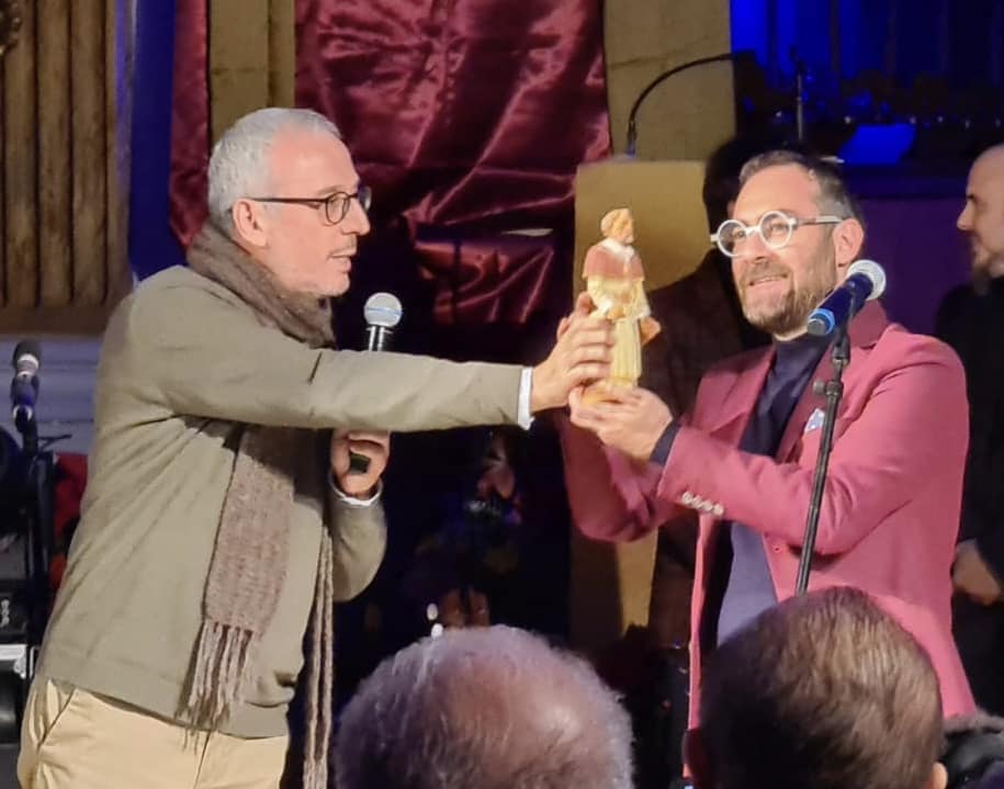 San Cataldo. Donato dall’associazione Giuseppe Amico Medico sanpaolone di ceramica a Mario Incudine