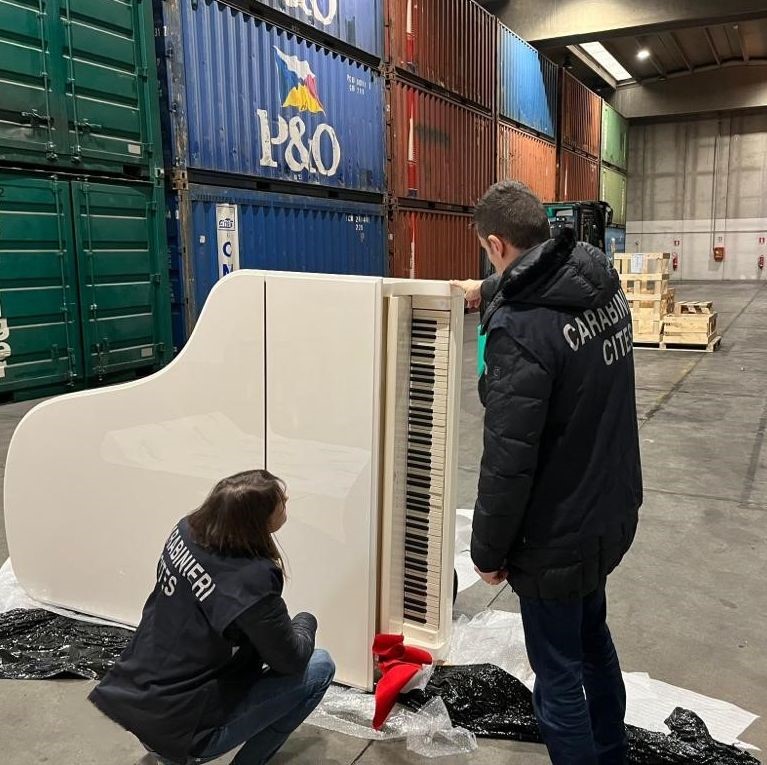 Carabinieri sequestrano pianoforte con tasti in avorio di elefante del valore di oltre 50 mila euro