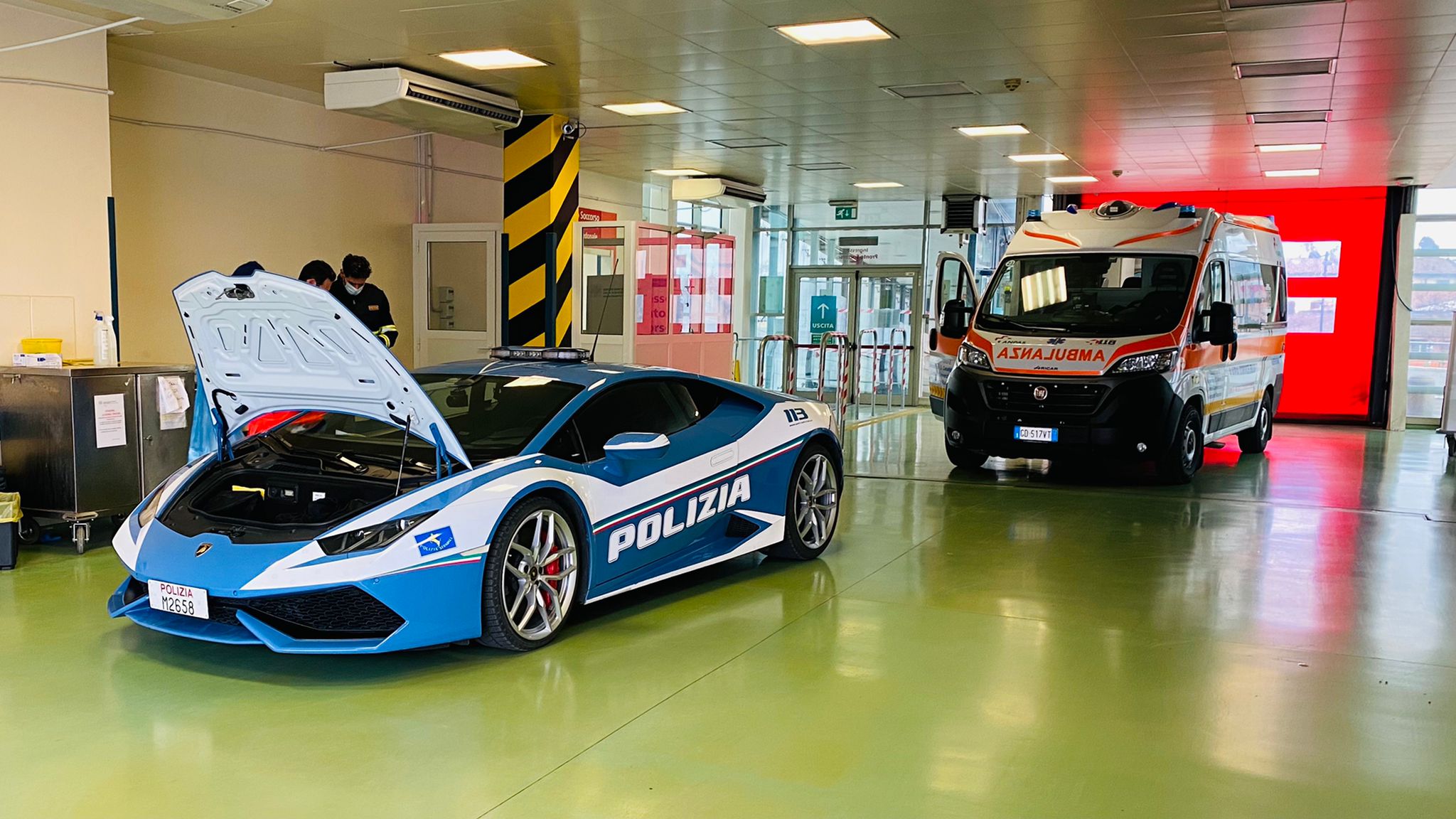 Polizia Stradale, a bordo di Lamborghini Huracan, consegna a tempo record organi a due Ospedali