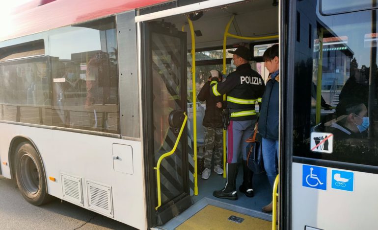 Italia: autista bus preso a testate e morsi da un ghanese, una denuncia per lesioni