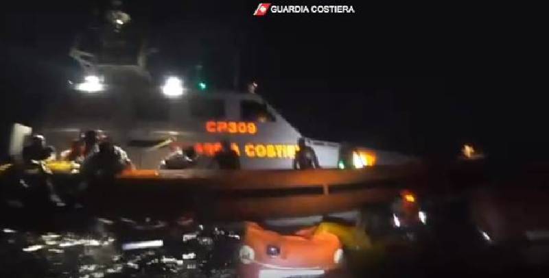 Tragedia del mare a largo di Lampedusa: affonda imbarcazione, muore un immigrato, in 31 tratti in salvo