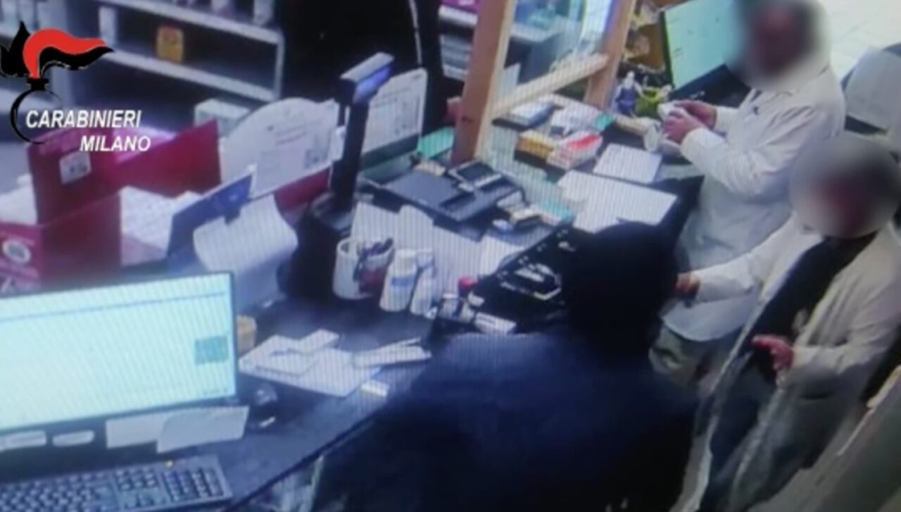 Rapina farmacia ma dimentica ricetta della moglie: arrestato dai carabinieri