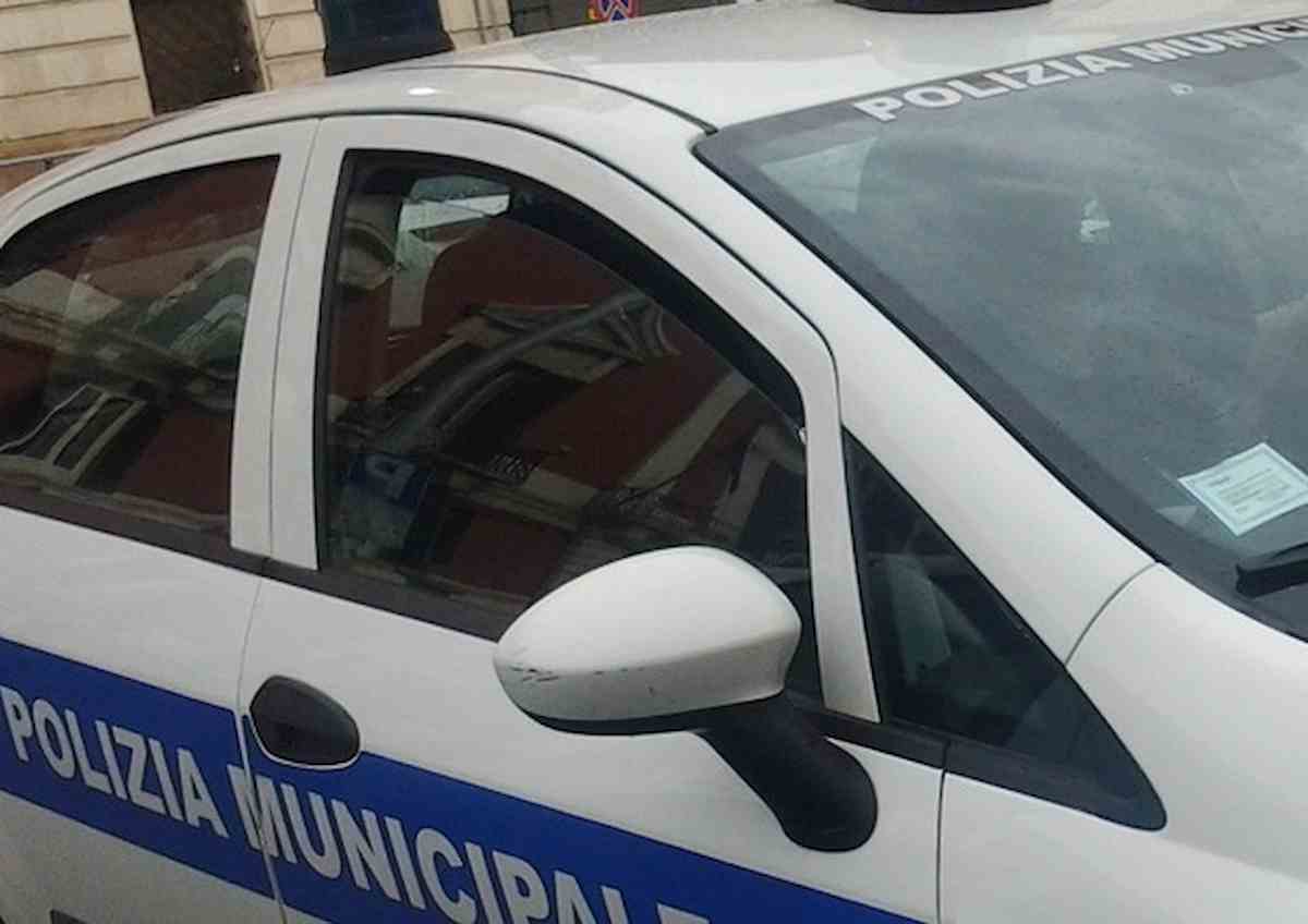 Italia, vigili al bar in pausa caffè e ladri svaligiano l’auto della polizia municipale