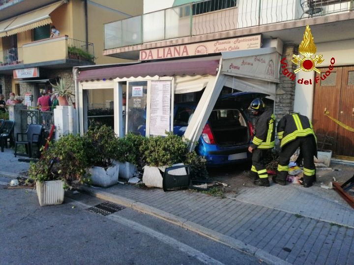 Sicilia, auto finisce dentro una pizzeria