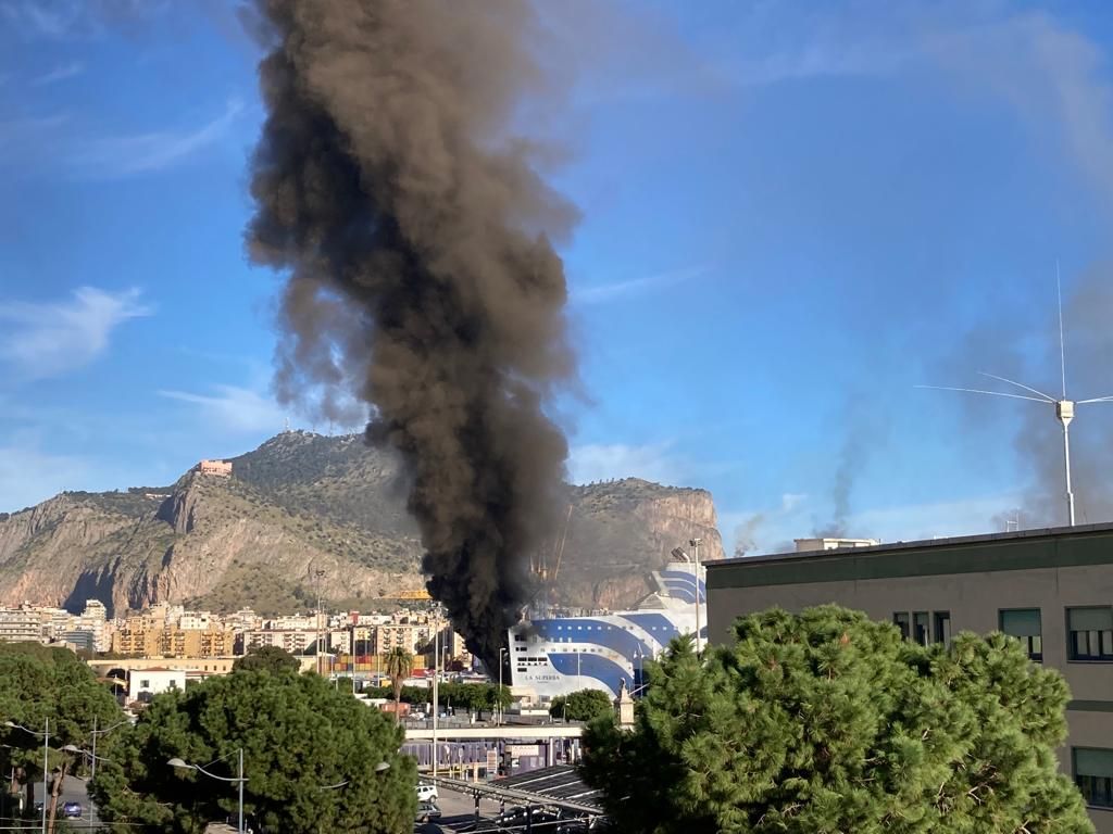 Incendio sul traghetto Palermo-Napoli, rogo non ancora spento