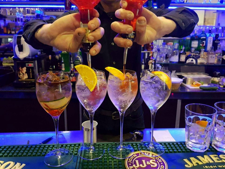 Vicini stanchi dei rumori notturni acquistano e chiudono storico bar cittadino a Padova