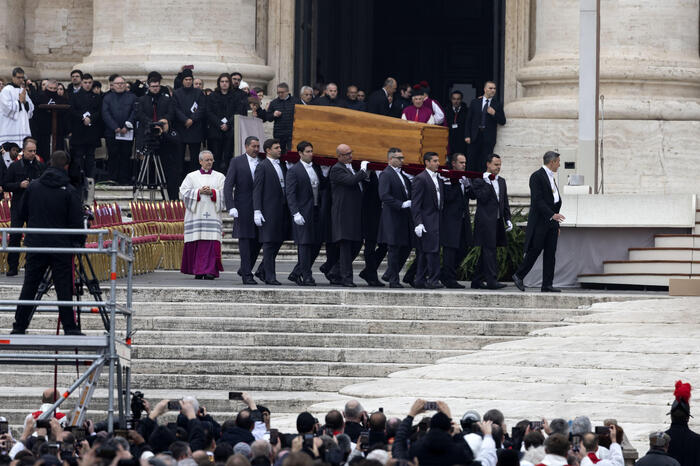 Iniziati i funerali di Benedetto XVI in piazza San Pietro