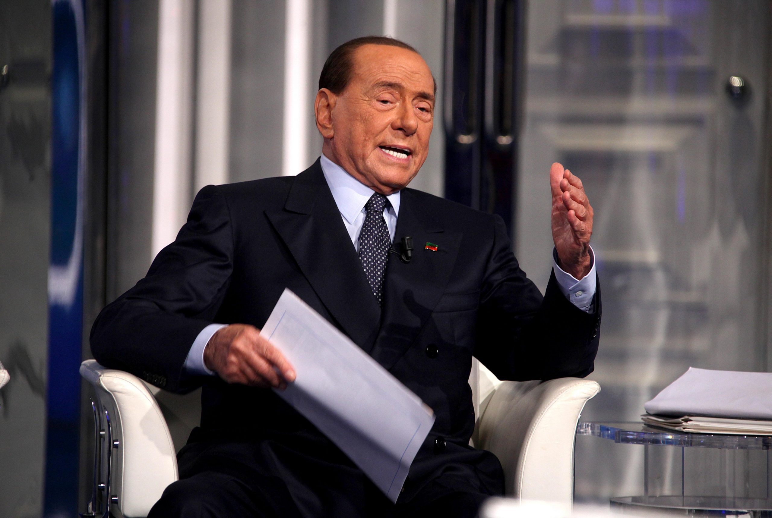 Berlusconi ancora in terapia intensiva ma con un “progressivo e costante miglioramento”