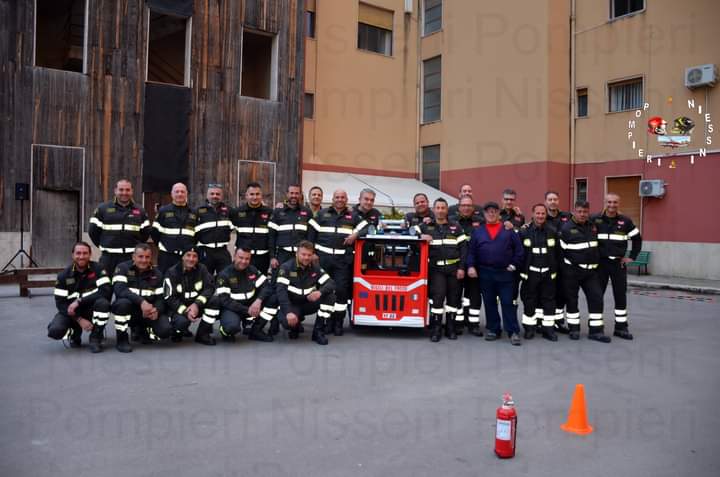 Caltanissetta, la Befana atterra nella caserma dei Vigili del Fuoco