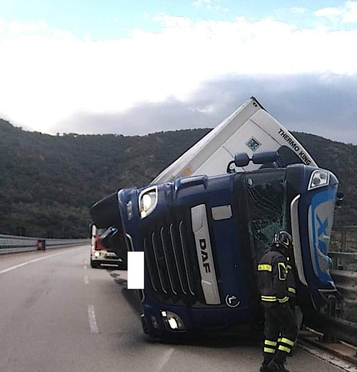 Maltempo, TIR rovesciato sulla A20: il forte vento su tutta la Sicilia