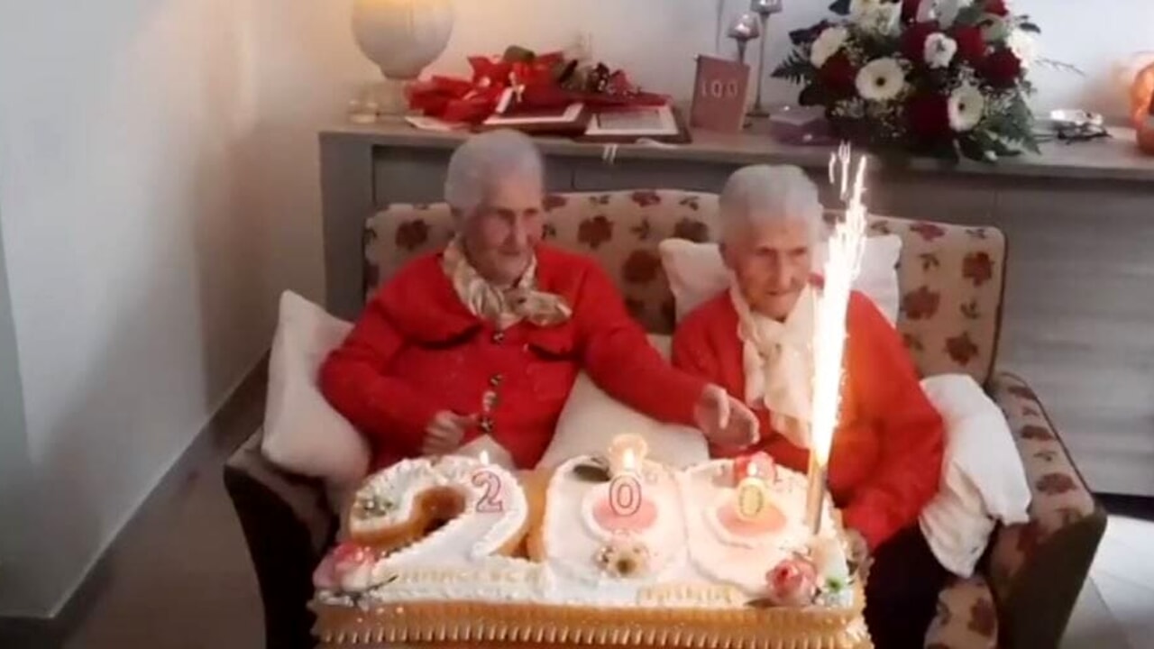 Francesca e Maria, le due gemelle che festeggiano i 200 anni (in due): “Per noi è un dono di Dio”