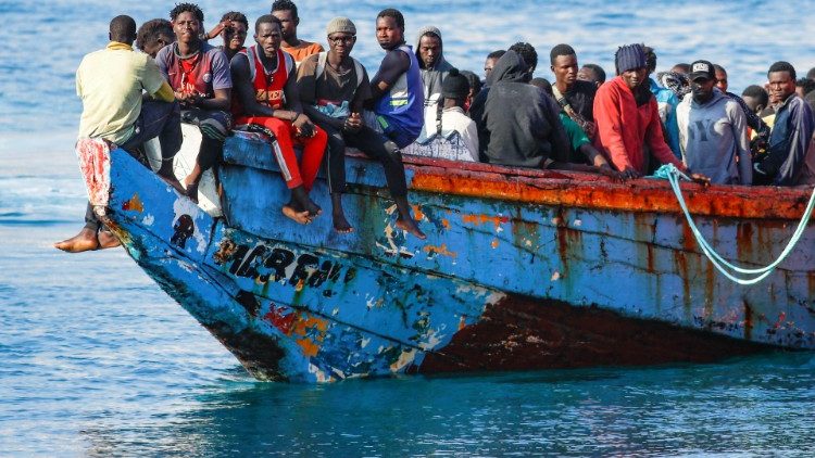 Migranti: il neonato caduto in mare era vivo