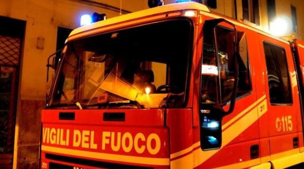 Caltanissetta, pompieri spengono il rogo di una canna fumaria surriscaldata: tragedia evitata in una serata tra amici