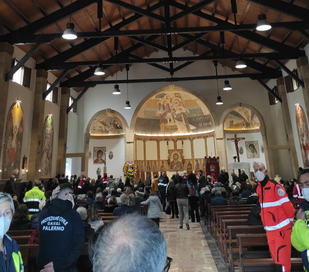 Biagio Conte: folla alla camera ardente. I missionari: “Non portate fiori ma donate ai bisognosi”