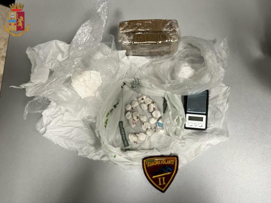 Lascia la porta di casa aperta, la Polizia vi entra e scopre due panetti di hashish sul tavolo: arrestato