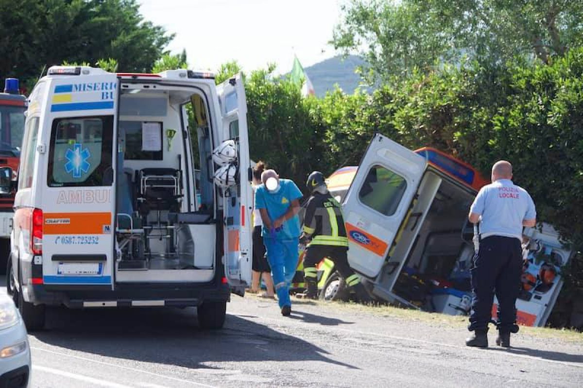 Scontro tra auto e ambulanza, 3 feriti su Palermo-Agrigento