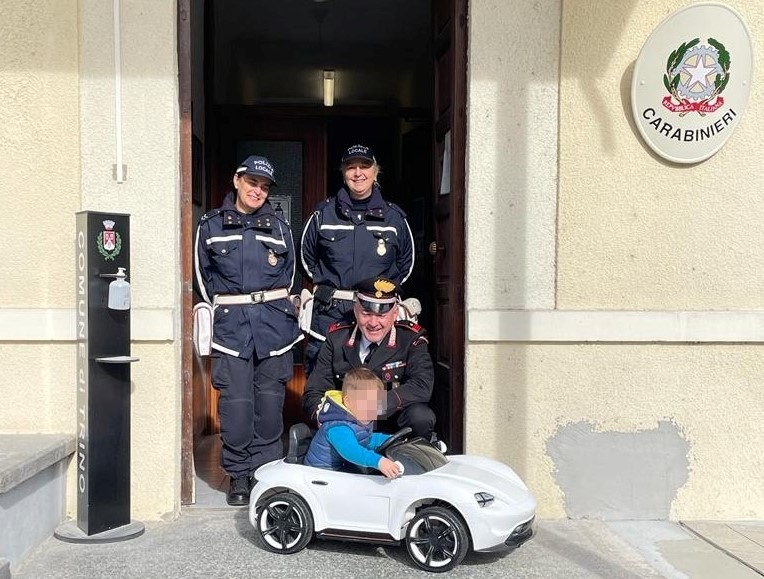 Sparisce macchinina elettrica a bambino: i carabinieri la ritrovano e gliela riconsegnano