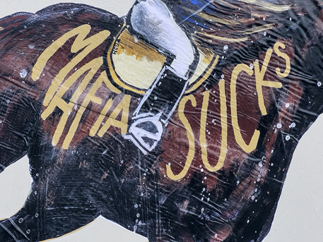 Messina Denaro, opera di street art nei pressi del carcere: poster denuncia di Laika “Mafia fa schifo”, ricorda Giuseppe Di Matteo