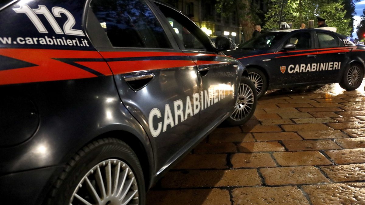 Tenta di investire la ex poi la aggredisce con violenza: salvata da un carabiniere in pensione