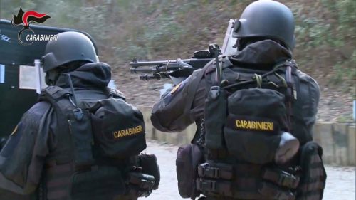 ‘Armati e pericolosi’, blitz Cc per arrestare due fratelli: irruzione militari di Aliquote di primo intervento