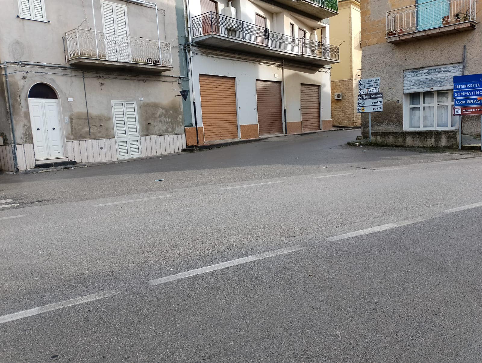 Delia. Dopo quasi un mese di blocco, ripresa la rimozione delle erbacce nel centro abitato da parte del personale Rmi