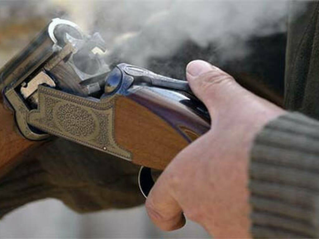 Spara alla moglie col fucile, i coniugi si stavano separando