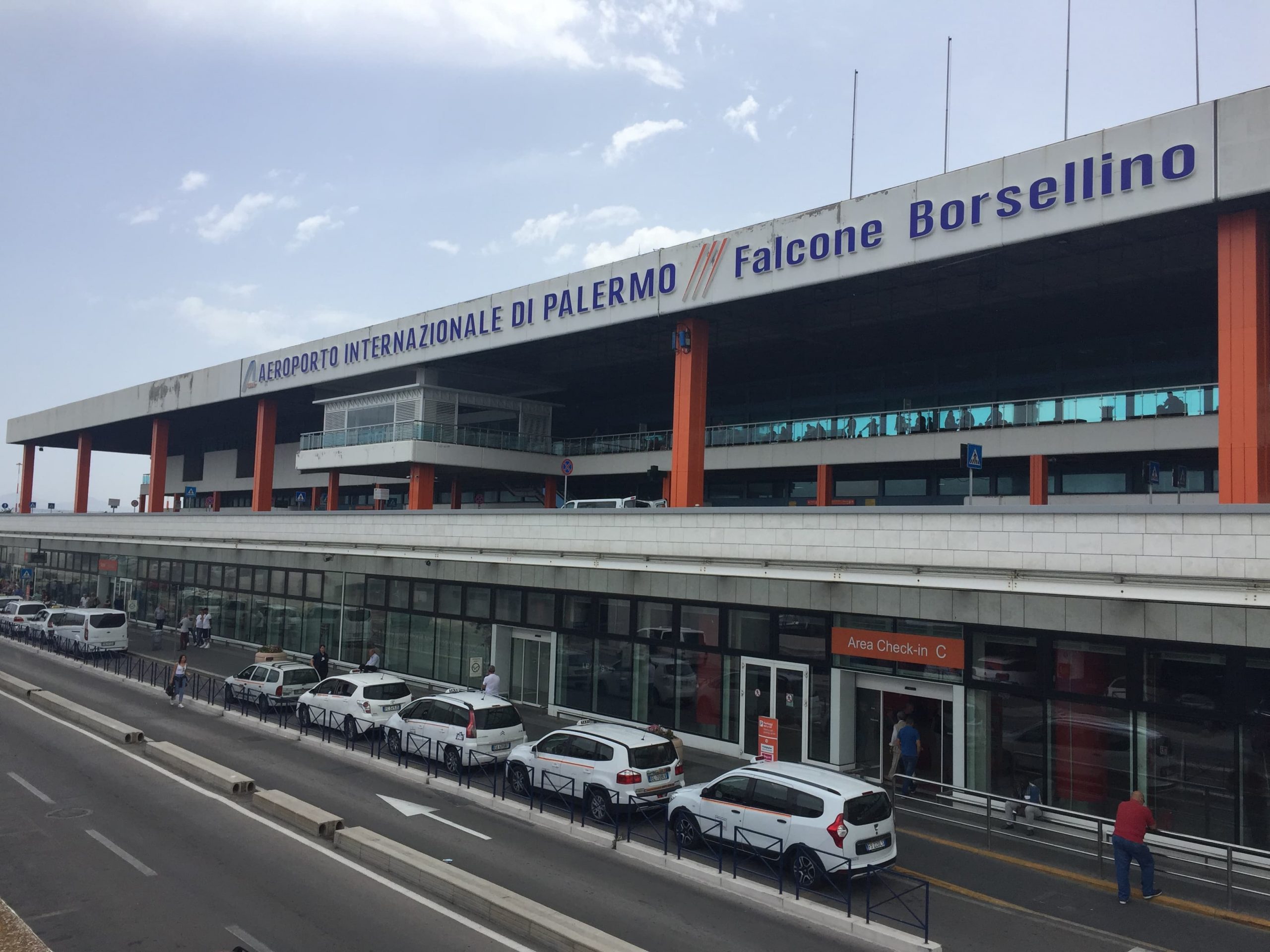 Calcio, guasto all’aereo: Ascoli-Palermo rinviata a domenica, problemi subito dopo il decollo
