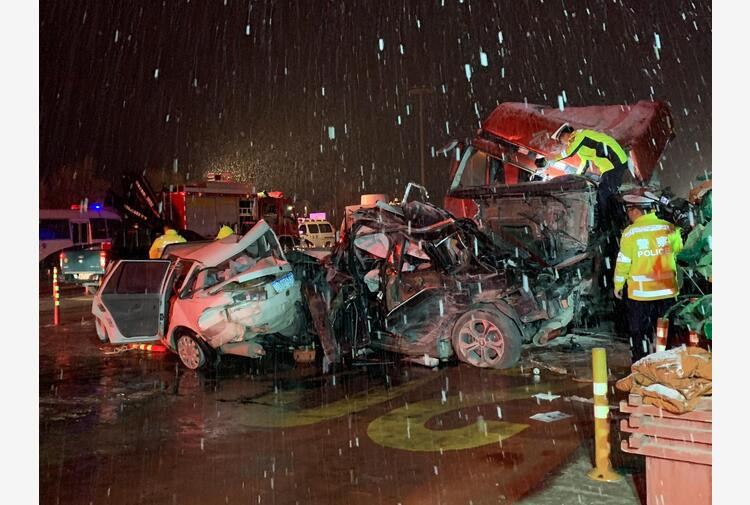 Cina, incidente stradale: camion travolge corteo funebre, 19 morti e 22 feriti