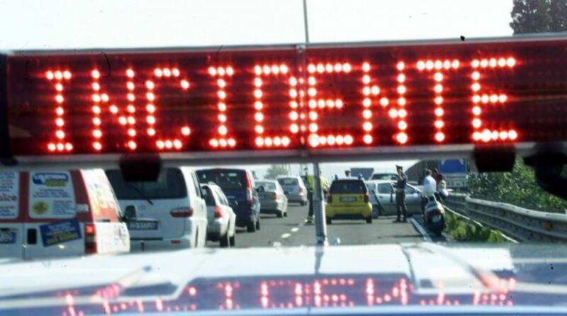 Terribile impatto tra auto e moto sulla A18 Catania Messina: morta ragazza di 27 anni, ferito gravemente il fidanzato