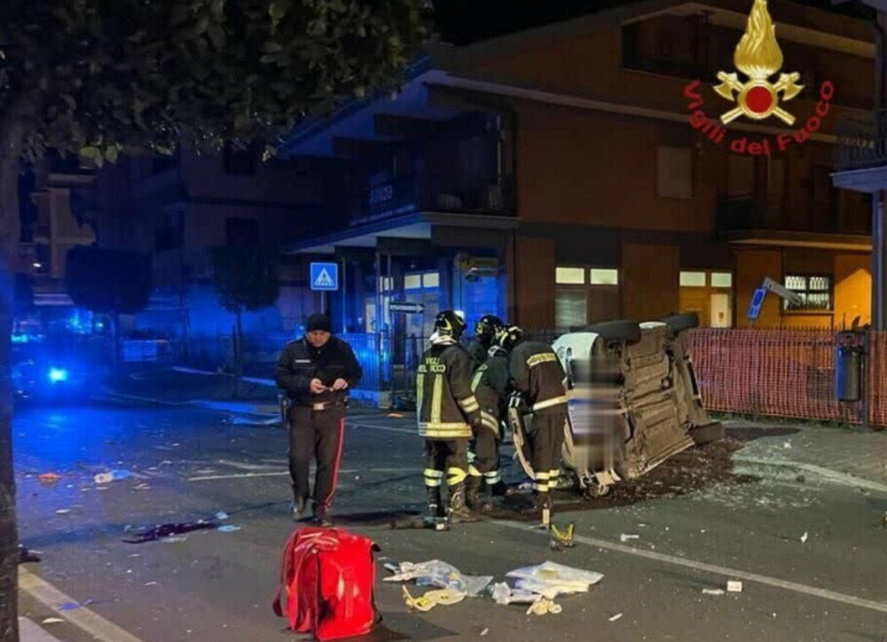 Auto si ribalta con sei ragazzi a bordo: cinque morti, tutti tra i 21 e i 17 anni