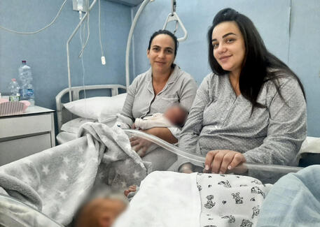Madre e figlia partoriscono a poco più di 24 ore di distanza