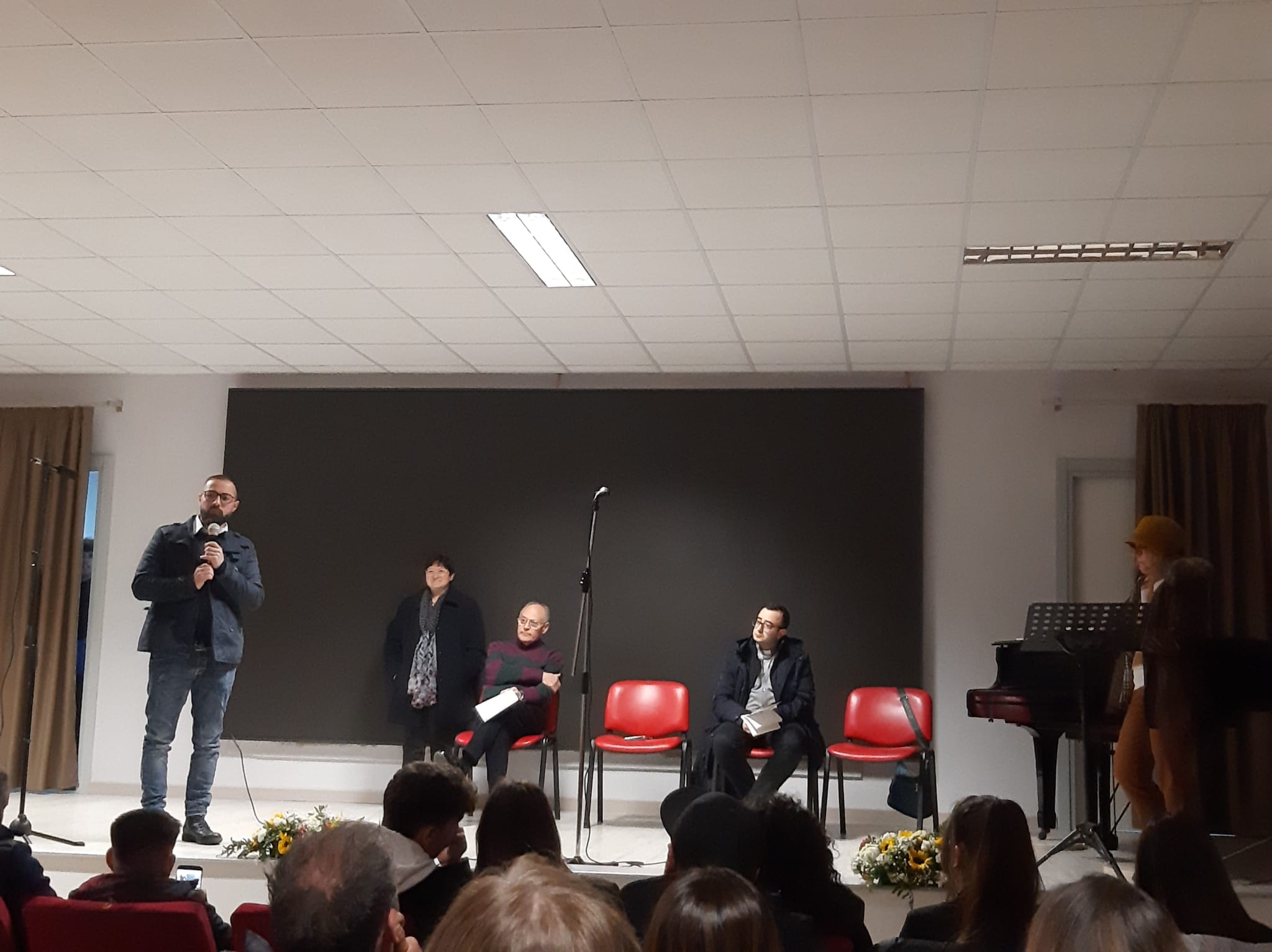 Riesi. Gran successo per la serata di poesia con le liriche “Il senso delle pose” di Emanuele Savio Fiore