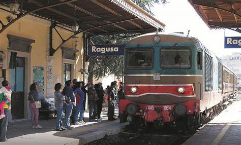 Record imbarazzante, in Sicilia il “treno più lento d’Italia”: Trapani-Ragusa in 13 ore