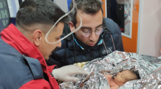 Terremoto in Turchia, bimbo di 10 giorni estratto vivo dalle macerie con la mamma dopo 90 ore