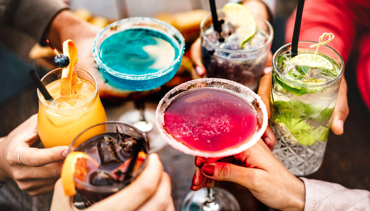 L’alcol fa … male: evade dai domiciliari per bere con gli amici, denunciato