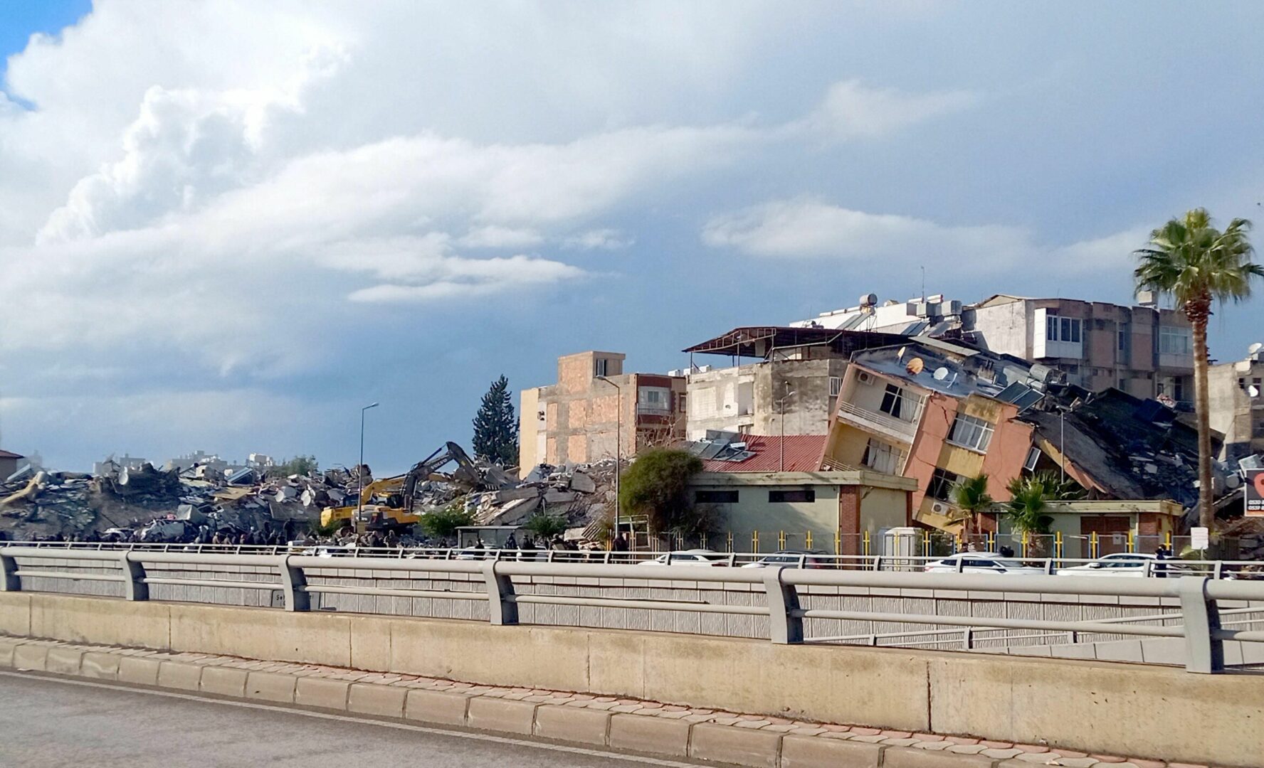 Terremoto tra Turchia e Siria, quasi 5.000 morti. Un italiano disperso