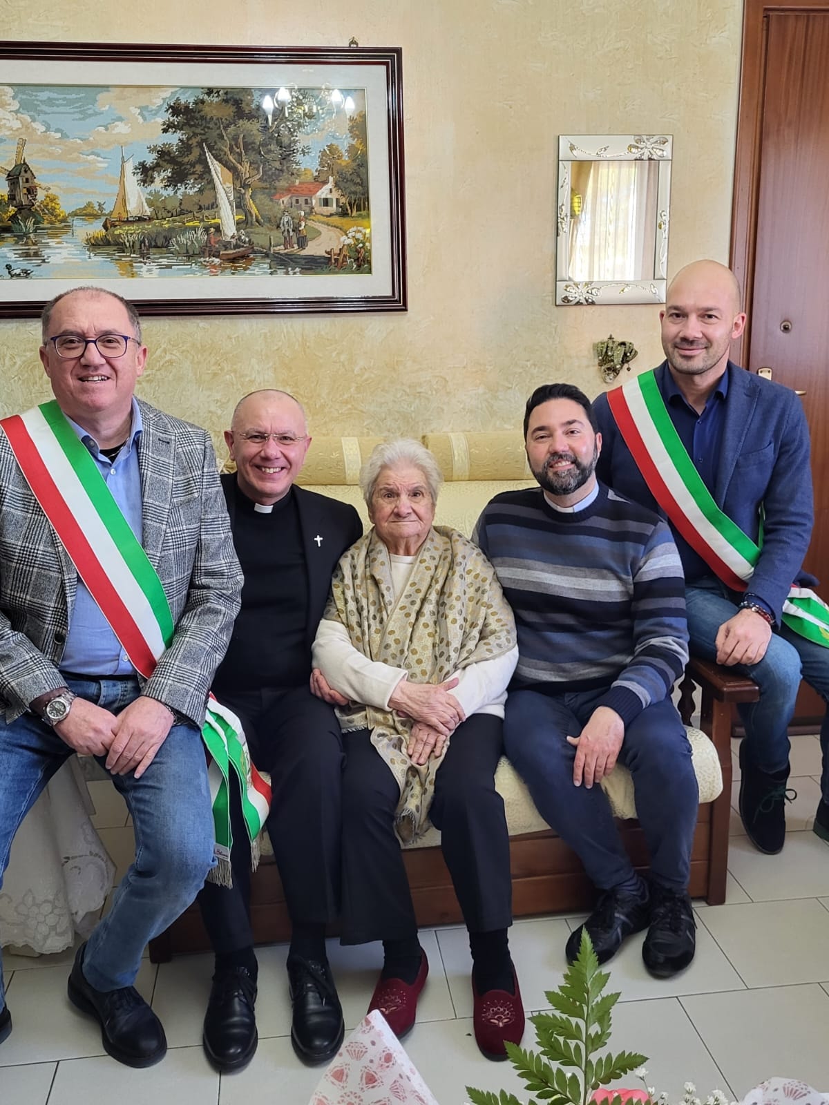Due sindaci e due arcipreti festeggiano i 101 anni di nonna Angelina