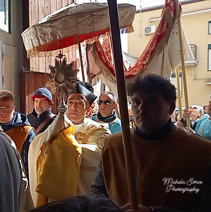 Mussomeli, processione fra sole freddo e neve in vista