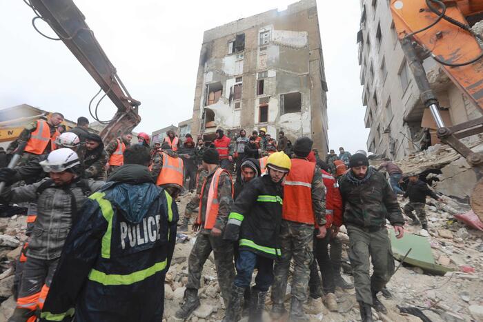 Terremoto in Turchia: dopo 2 giorni si trovano ancora sopravvissuti sotto le macerie