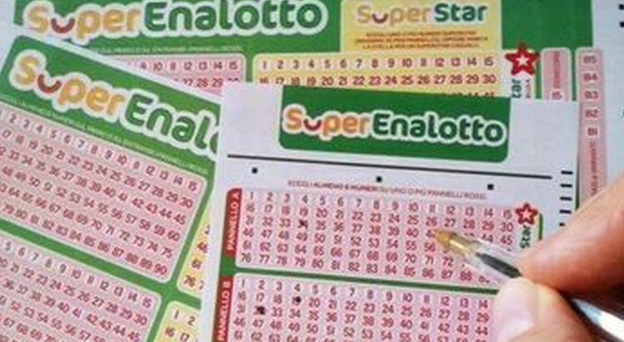 SuperEnalotto, centrato il sei da 371 milioni di euro: novanta i fortunati vincitori, ognuno intascherà poco più di 4 milioni di euro