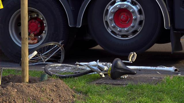 Tir travolge bicicletta: morta sul colpo una donna di 38 anni