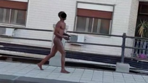 Un giovane completamente nudo a spasso per le strade di Messina