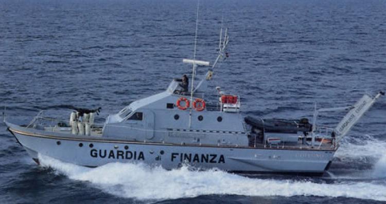 GdF Palermo sequestra barca con 4 tonnellate di sigarette, 3 arresti