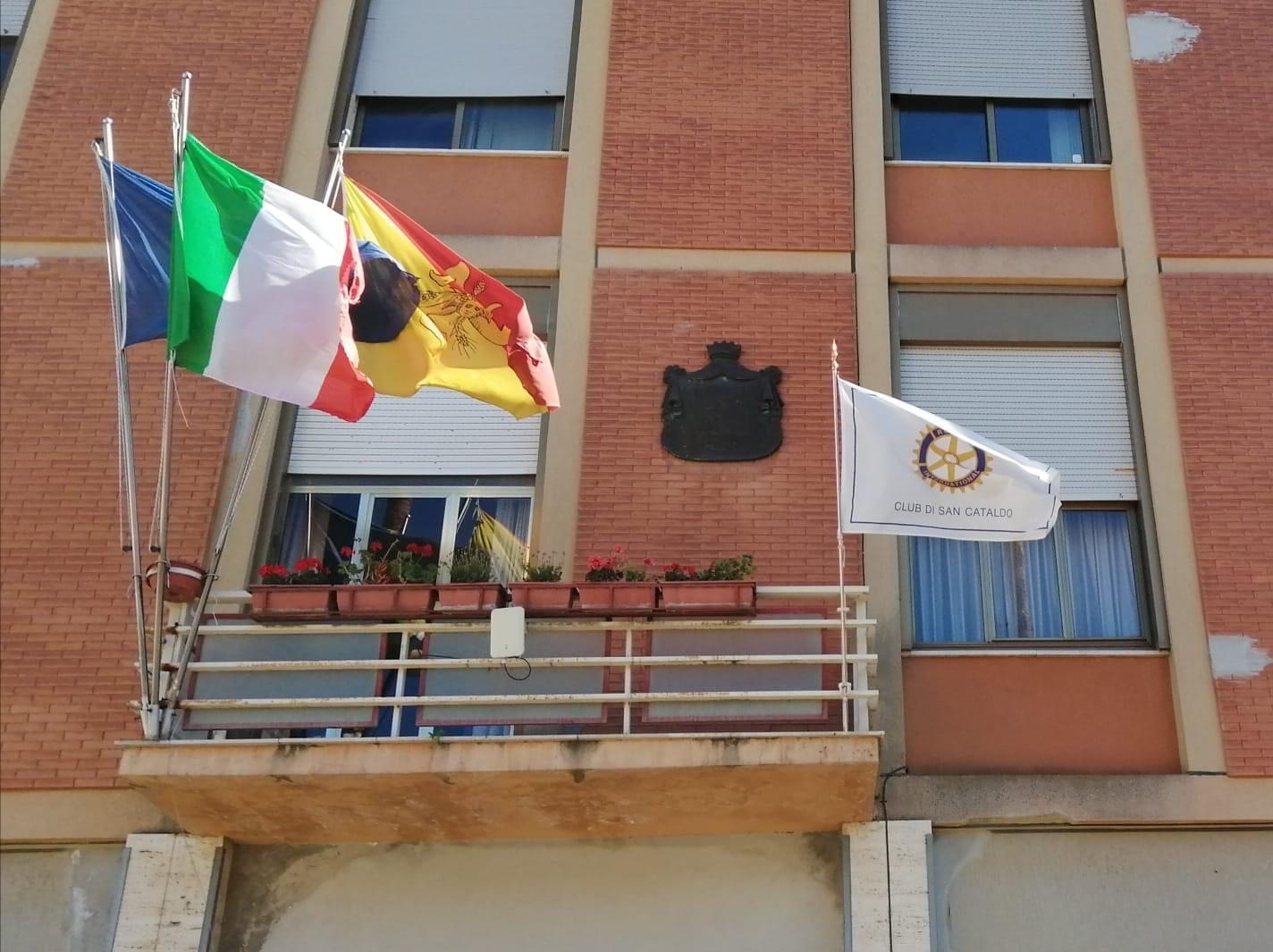 San Cataldo, Rotary Day: la bandiera sventola dal Municipio e ricorda 16 anni di impegno sociale