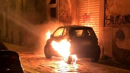 Litiga con la fidanzata e dà fuoco all’auto della suocera, poi si pente e chiama il 112