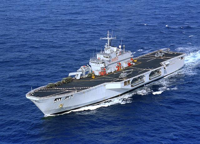 Libici tentano di sequestrare quattro pescherecci italiani: sequestro evitato dalla nave militare San Marco