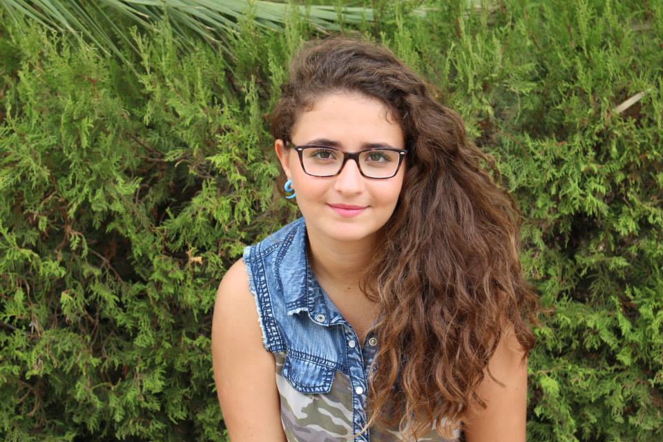 Suicida dopo violenza di gruppo, commemorata 17enne agrigentina: rose bianche sono state depositate alla Rupe Atenea